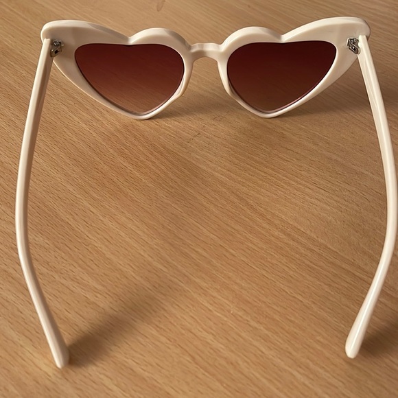 NWT Heart Shape White Sunglassed - Picture 3 of 7